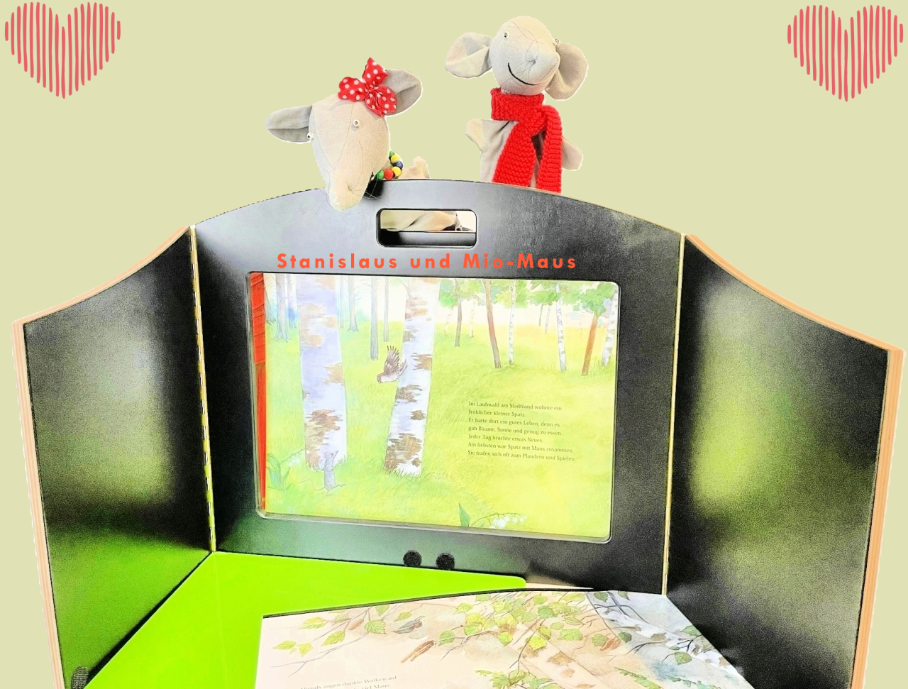 zwei Handpuppen vor Bühne