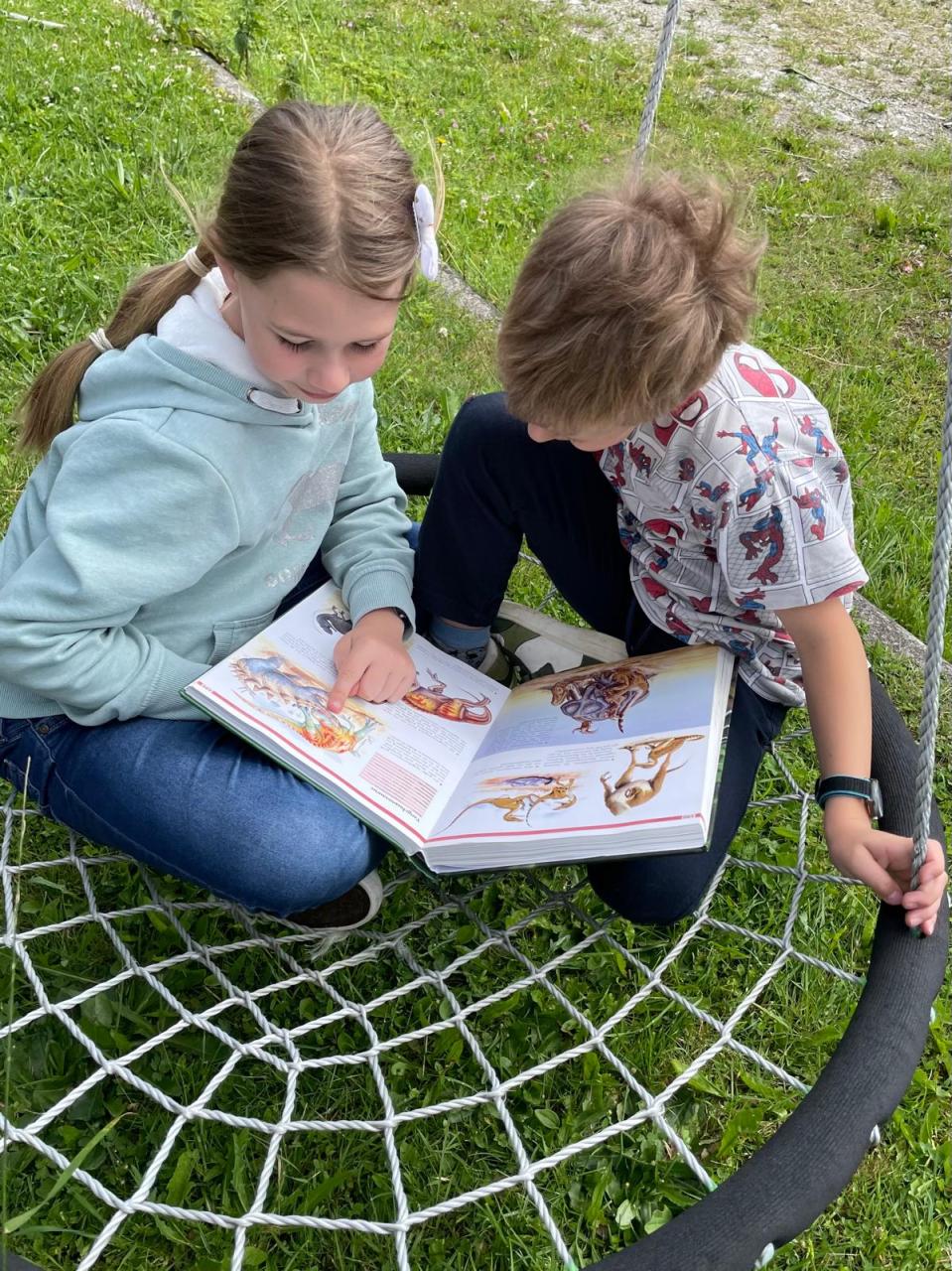 Zwei Kinder lesen ein Buch!