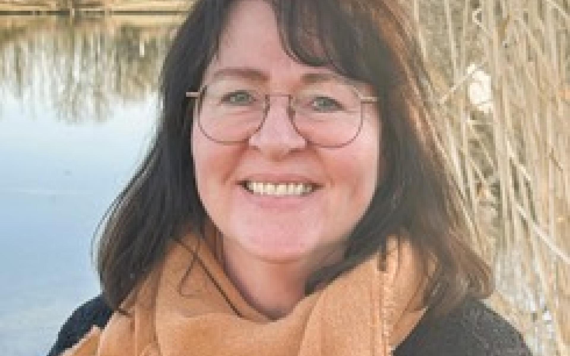 Gabi Kreslehner vor einem Teich mit Schilf