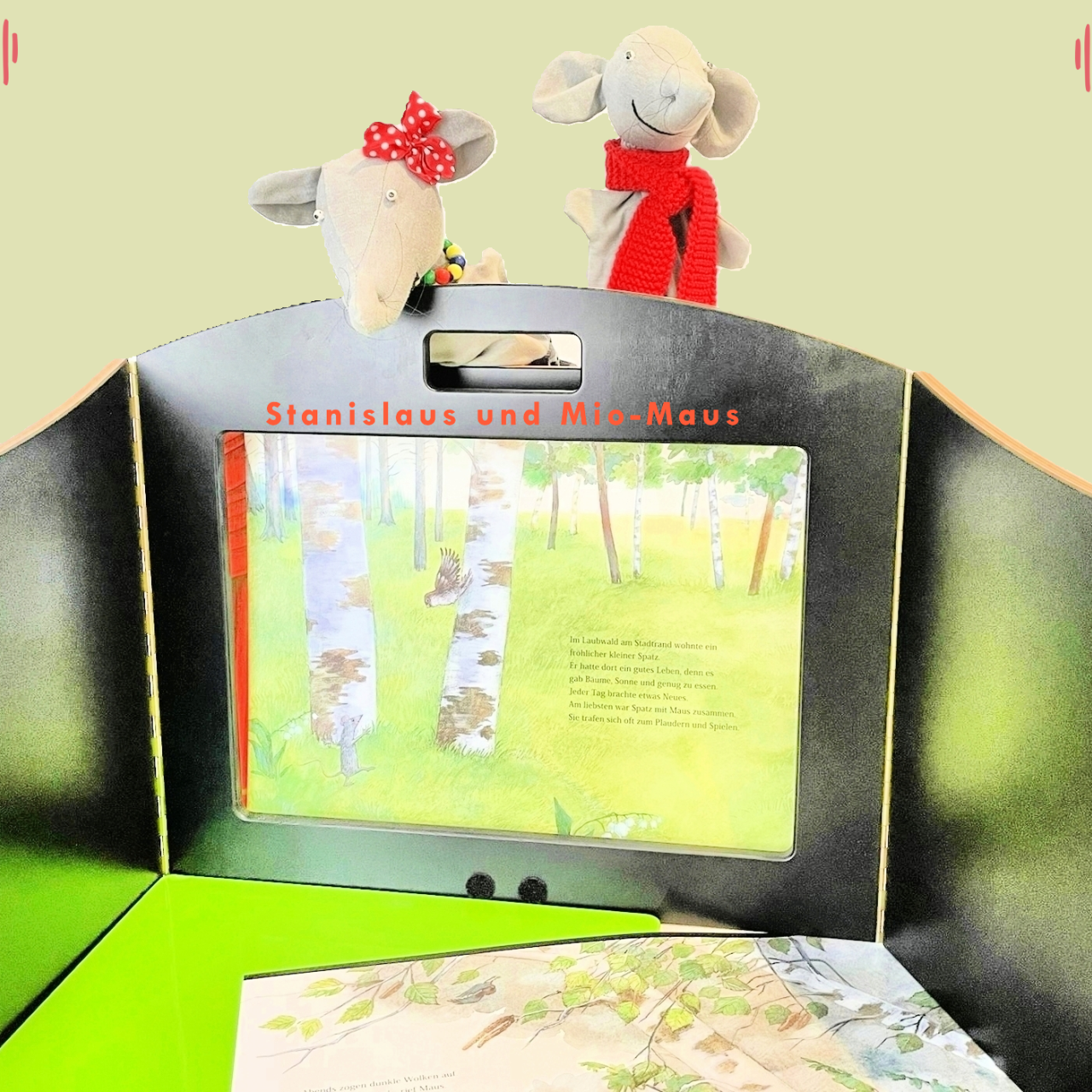 zwei Handpuppen vor Bühne