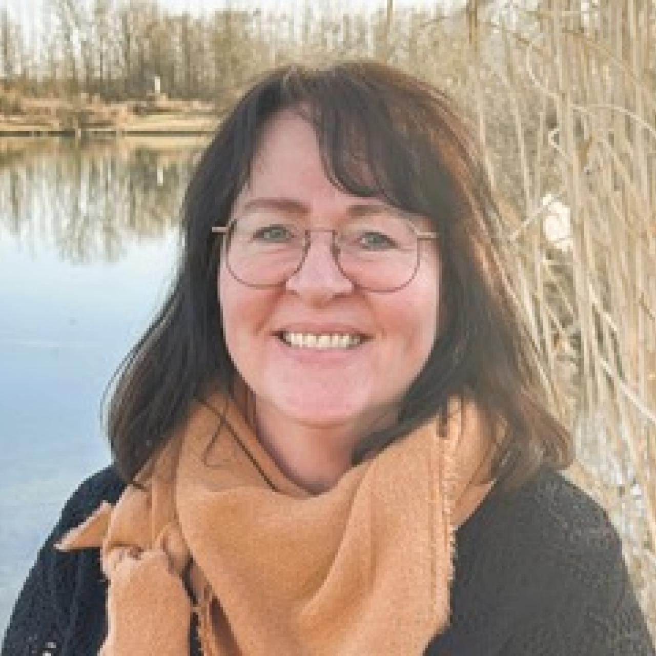 Gabi Kreslehner vor einem Teich mit Schilf