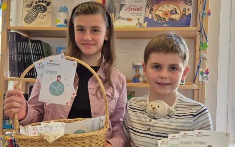 2 Kinder mit Lesepässen